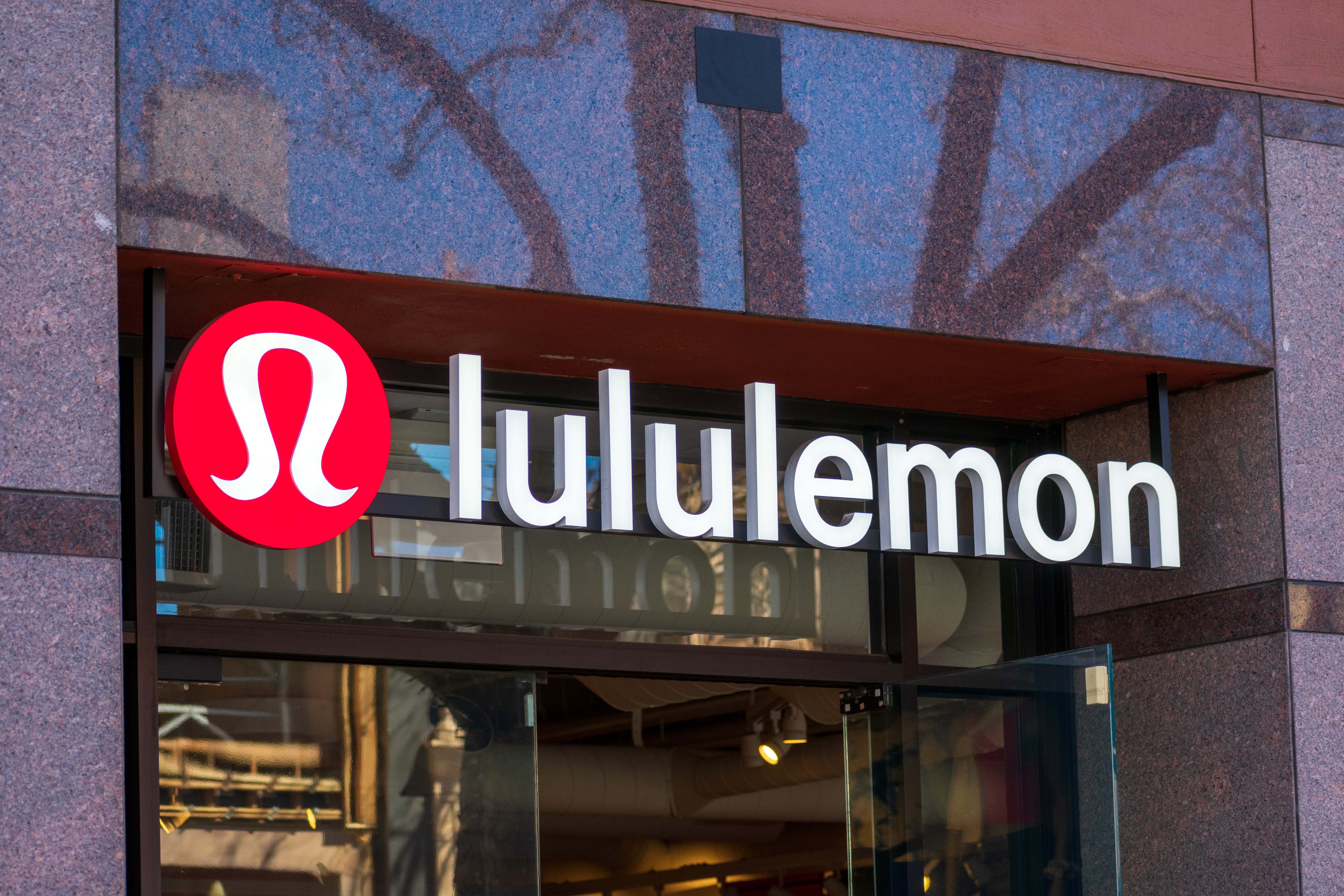 【美股财报季】拳打阿迪脚踢耐克,lululemon凭什么成为全球第二?